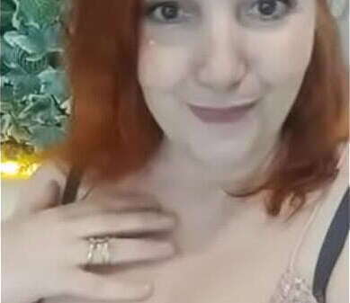 Рыжая блестящей блузки