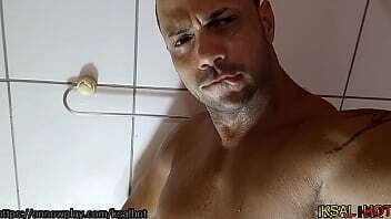 Mike Hot se Masturba s&oacute_ imaginando sua mulher fundendo a xota no outro quarto para pr&oacute_xima cena ele goza gostoso