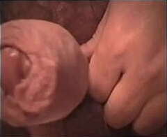 Tueffi laesst beim Wichsen seinen Samen spritzen