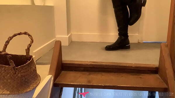 Vends-ta-culotte F&eacute_tichismes cuir, bottes, cheveux pieds avec dominatrice fran&ccedil_aise Maitresse Clara