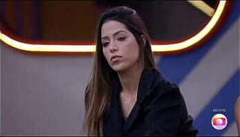 Novinha rica sendo macetada por dois e voltando pra casa