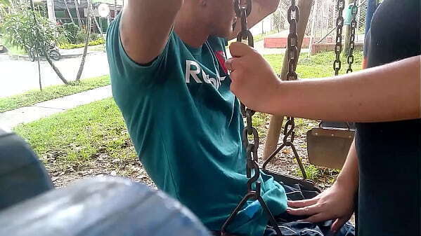 pervertido saca polla parque &iexcl_EN SERIO! chupe saque toda leche cara boca, todas personas pasan lugar quedan viendo