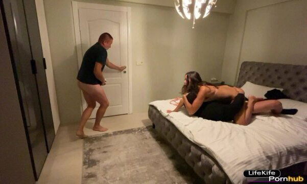 Жена изменяет трахается соседом когда внезапно вернулся (ЧАСТЬ