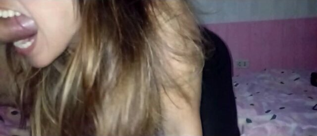 HERMOSA PENDEJA CHUPA EL PENE DE UN CAMIONERO