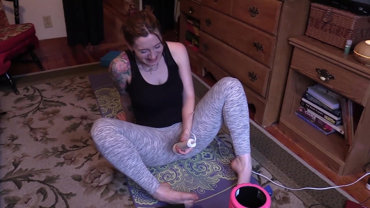 Bettie Bondage In Yoga Milf Masturbates And Squirts