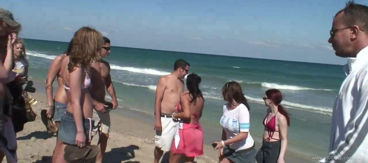 Hardcore threesome with Phoebe Jones wearing cute bikini