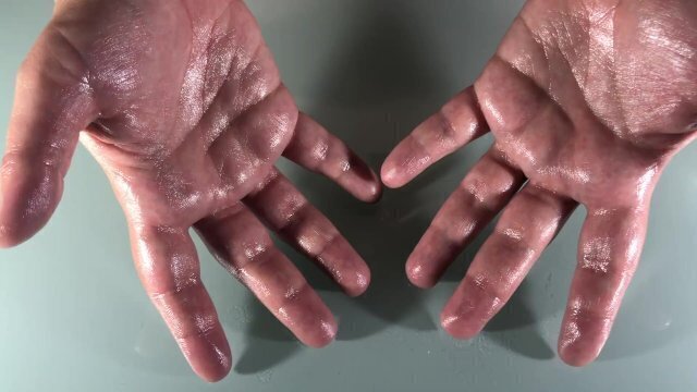 Massage mains bien huileuse