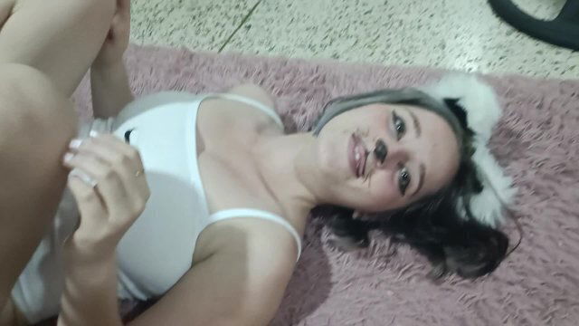 CHICA GATO GUSTA LAMER TOMAR LECHE PALO