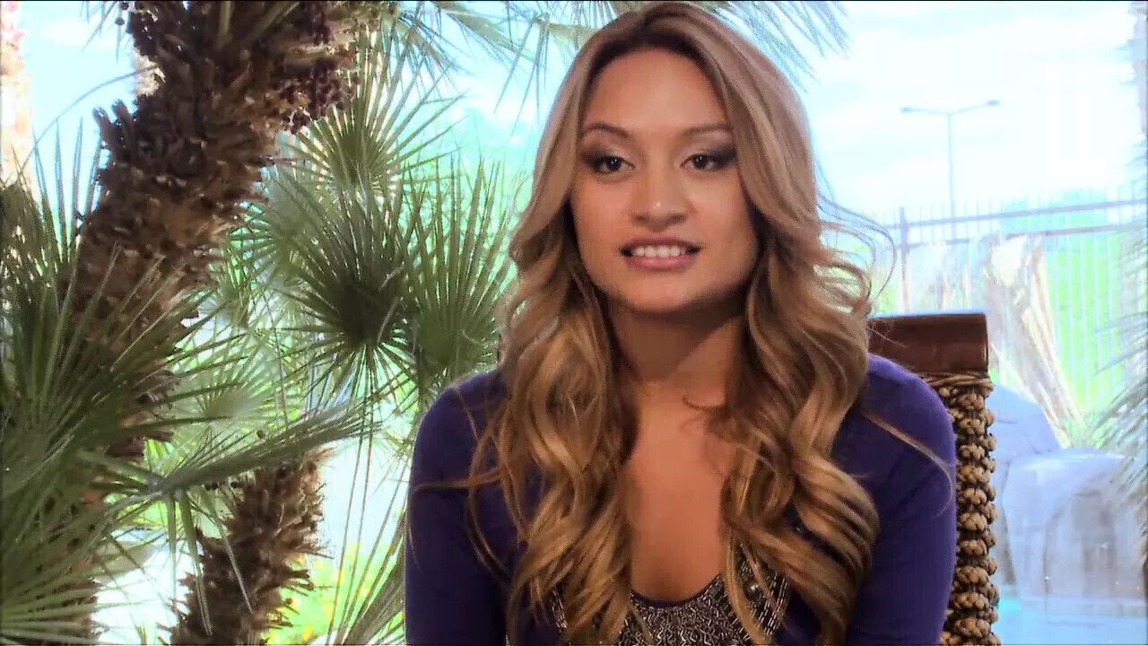 Sexy Natalia Rhodes enjoys squirts while jumping