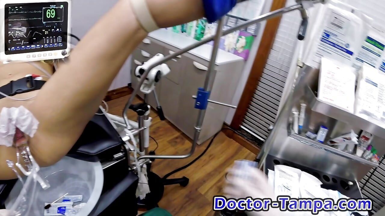 Je gare la voiture et gode la petite