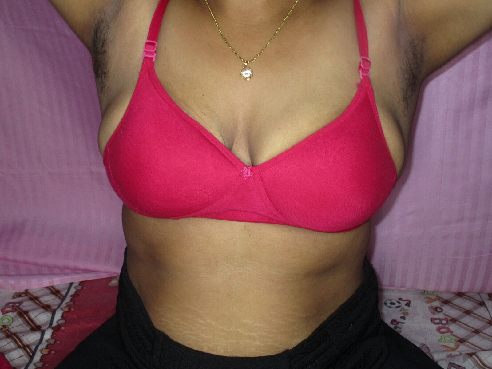 Bengali Housewife Mona Exposes Milky Boobs