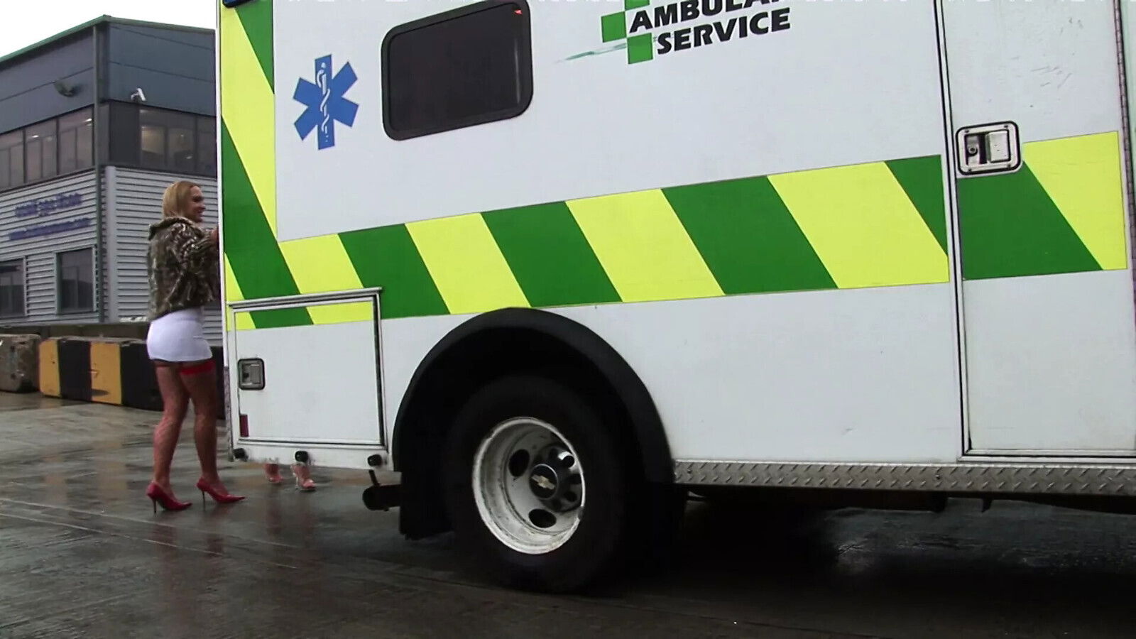 guys fuck their lives babes ambulance