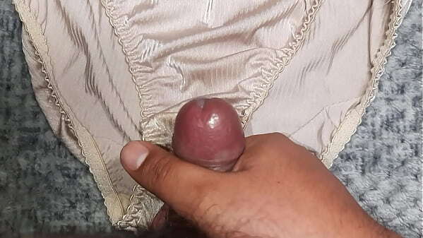 masturb&eacute_ vine sobre panties satinados usados mejor amiga
