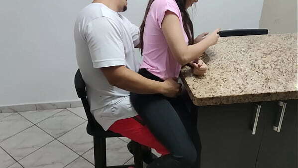 Sobrina Traviesa Sento Piernas Quito Telefono Para Ella Jugar Pero Empezo Mover Mucho