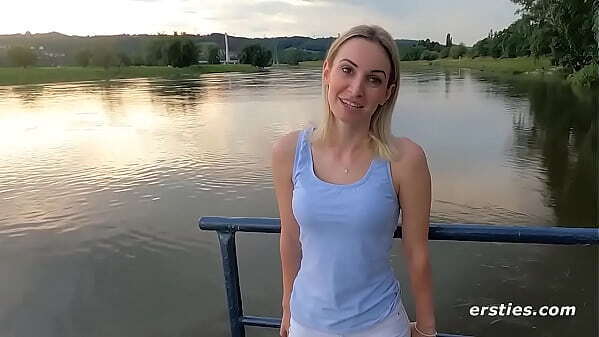 Ersties: Geile Blondine vergn&uuml_gt sich Natur