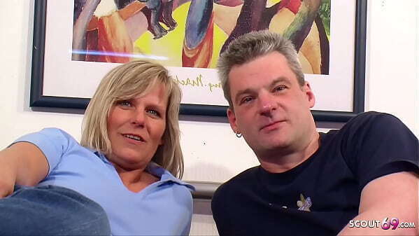 Ehemann l&auml_sst seine reife Ehefrau fremden Typen Dreier ficken
