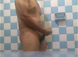 En la ducha, una paja para relajar el cuerpo