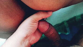 Cogiendo a mi novia gordita en la cama con tanga roja piernas abiertas