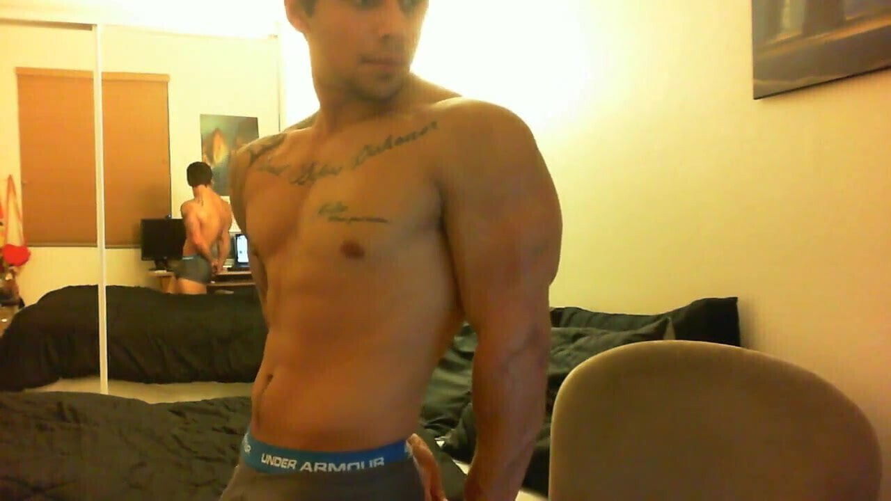 Str8 muscle guy flexing