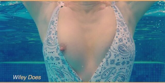 🔥HOT MILF flashes hotel POOL @WIFEYDOESPREMIUM