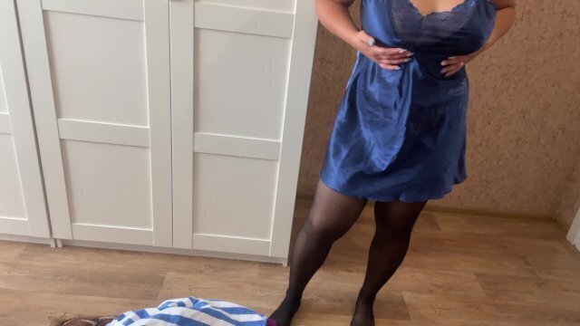Сексуальная примерка мини-платьев чулками