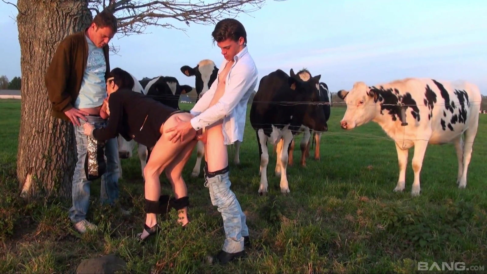 loving mature Linda India drops knees hard