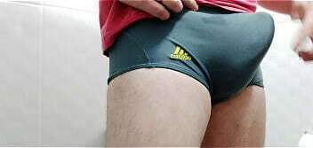 Safado com tes&atilde_o na sunga