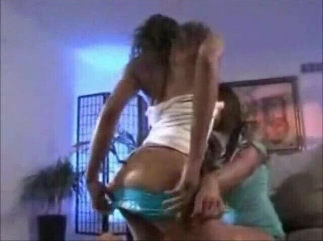 Ebony lesbians kissing & licking pussies