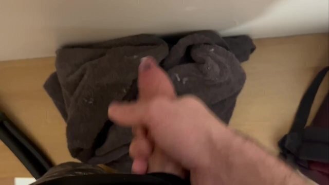 Masturbation dans vestiaires piscine coter pote sexy gros seins