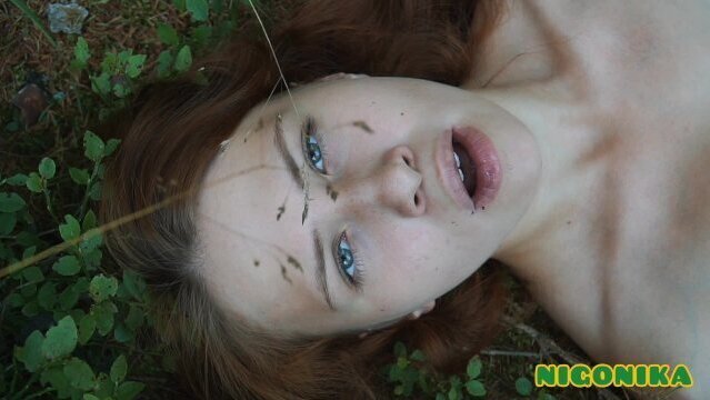 Русский Красотка собирает чернику. Solo masturbators Nude NIGONIKA