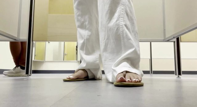 Sexy feet changing room voyeur