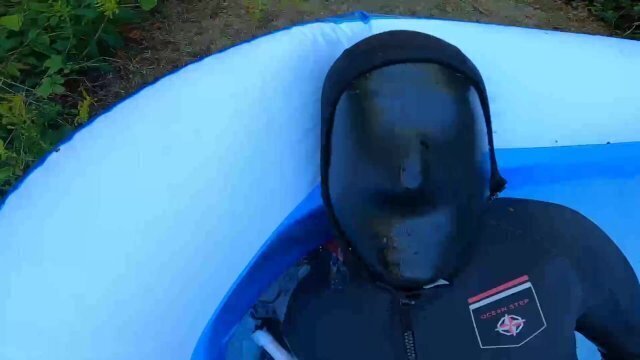 With closed latex-mask neopren-suit pool