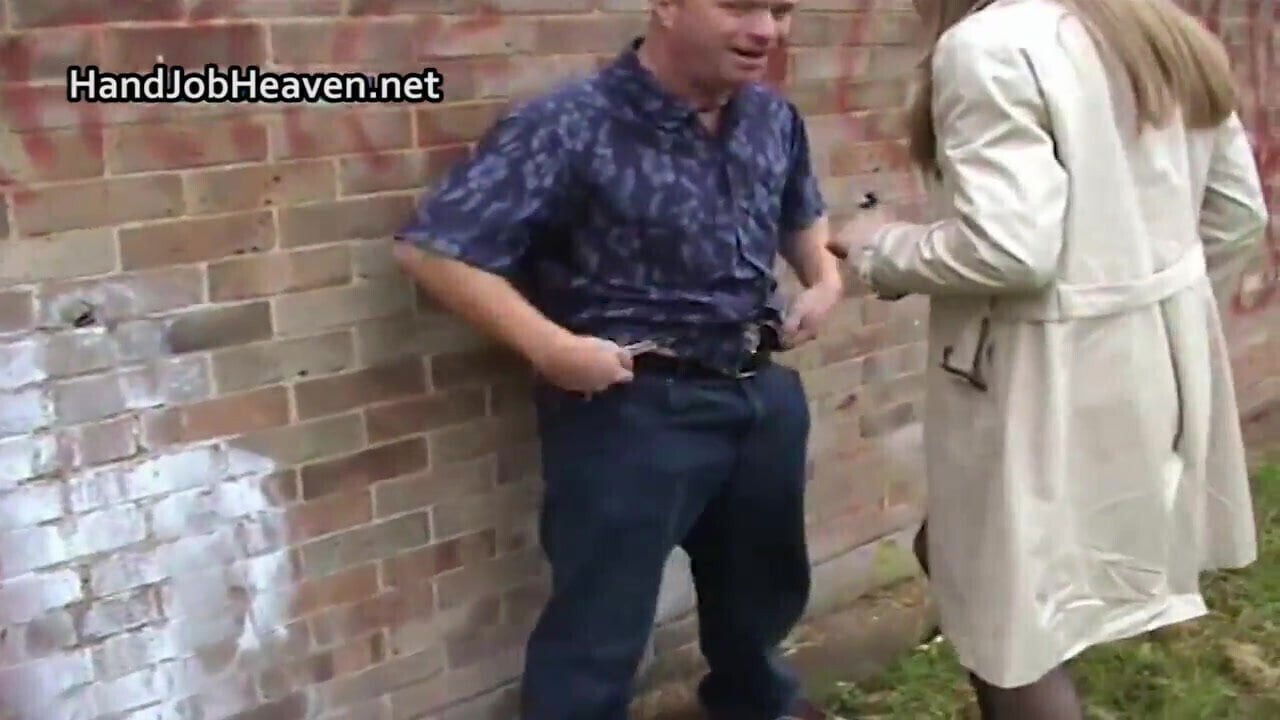 Outdoor hand blowjob from milf