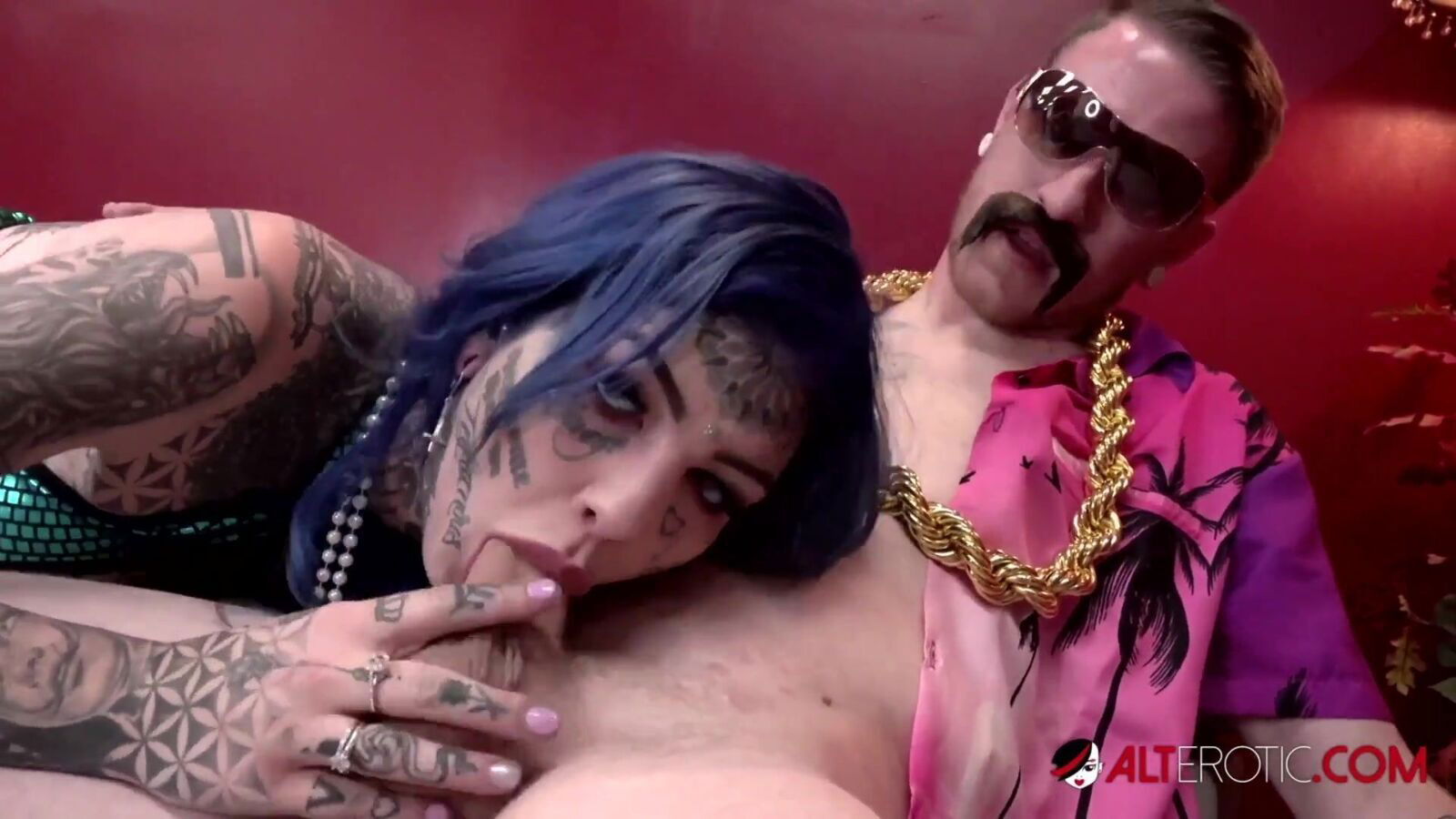 Busty tattooed beauty Amber Luke fucks director