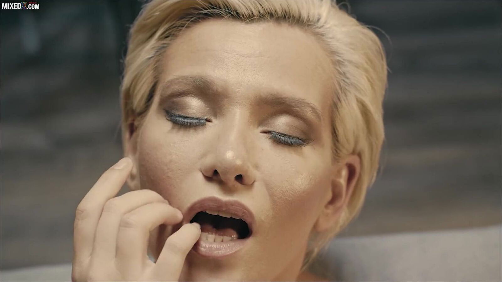 EUROPEAN HORNY BABES AMIRAH SUBIL ARCH LICKING FINGERING Amirah