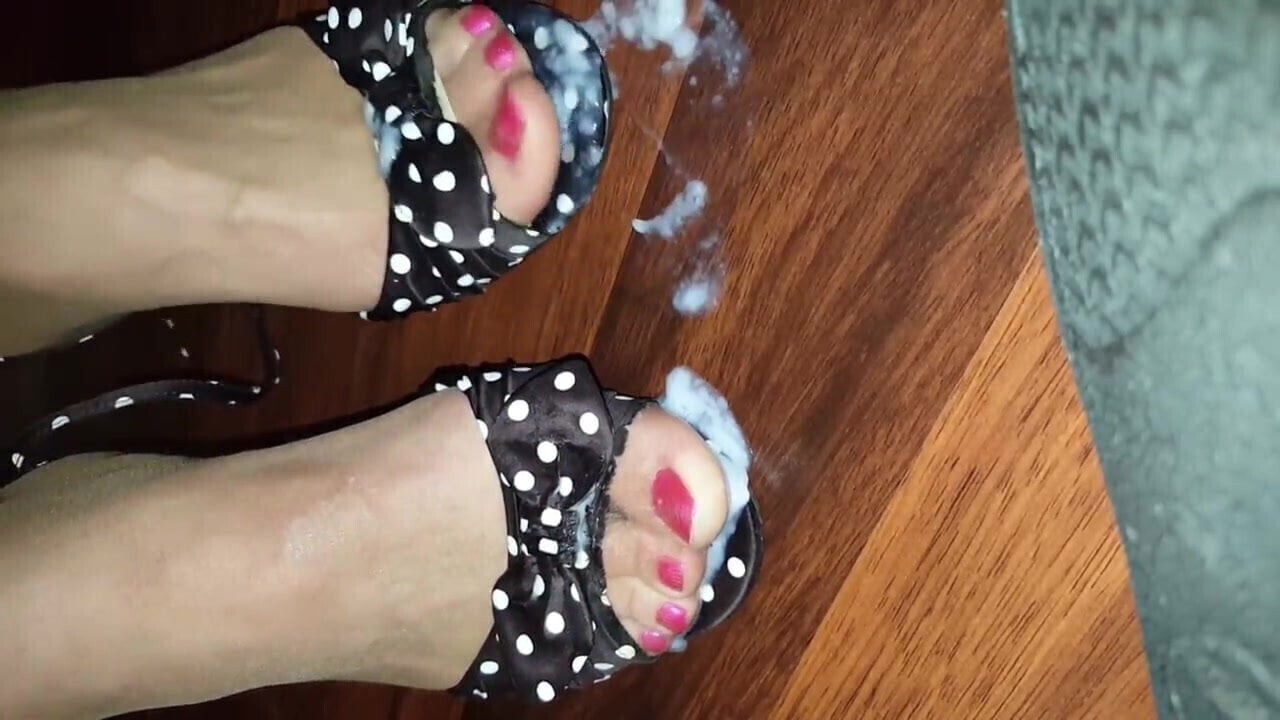 Sticky wet nylon feet