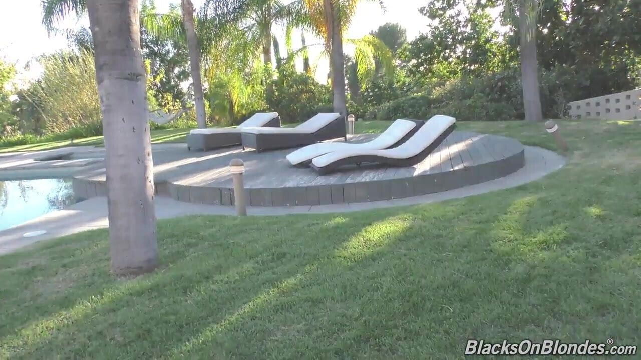 Sexy Snow Bunny Kagney gangbanged blacks