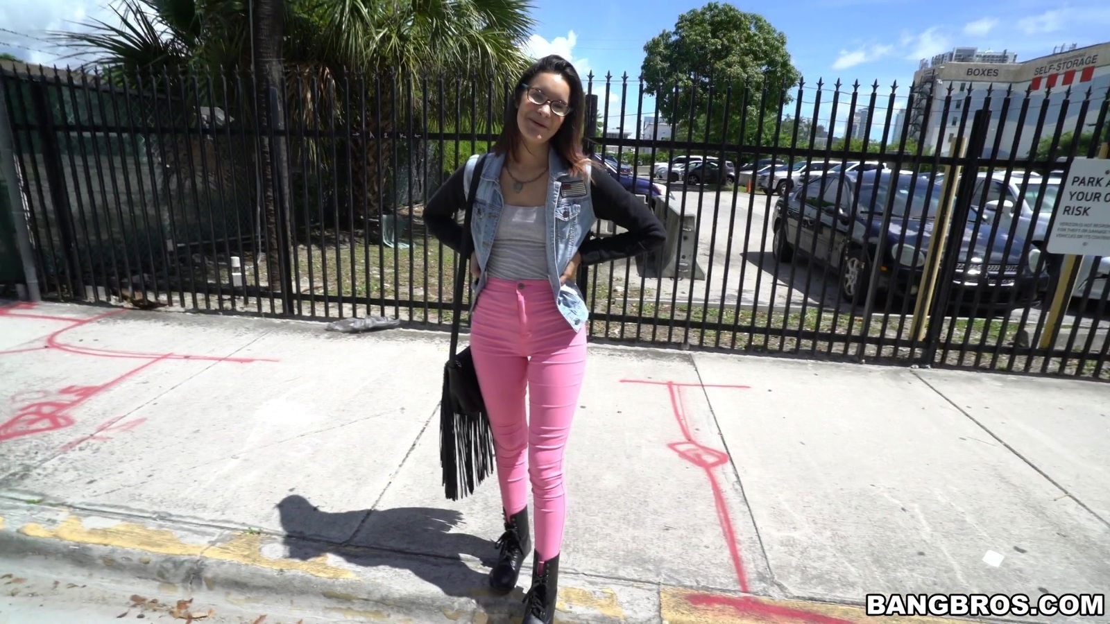 Quickie fucking back with skinny Sinclair