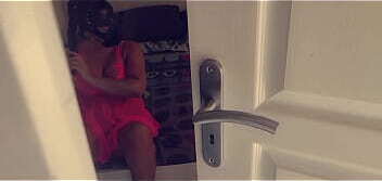 Vends-ta-culotte r&ocirc_le cambrioleur baise femme dans maison Reine Francesca