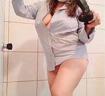 el dildo negro y grueso penetra la vagina apretada de prostituta sumisa, quien esta lista para follar en el ba&ntilde_o