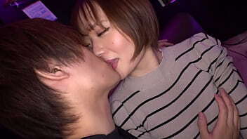 カラオケで友達が酔いつぶれたからその場で生パコ！！ 超至近距離でバレないようにSEXするのが気持ちよすぎた件 Part1