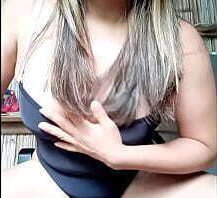 lleve a una prostituta a bailar a la casa, dijo que me iba a cobrar quinientos centavos porque reci&eacute_n se hab&iacute_a quedado sin trabajo... que puta