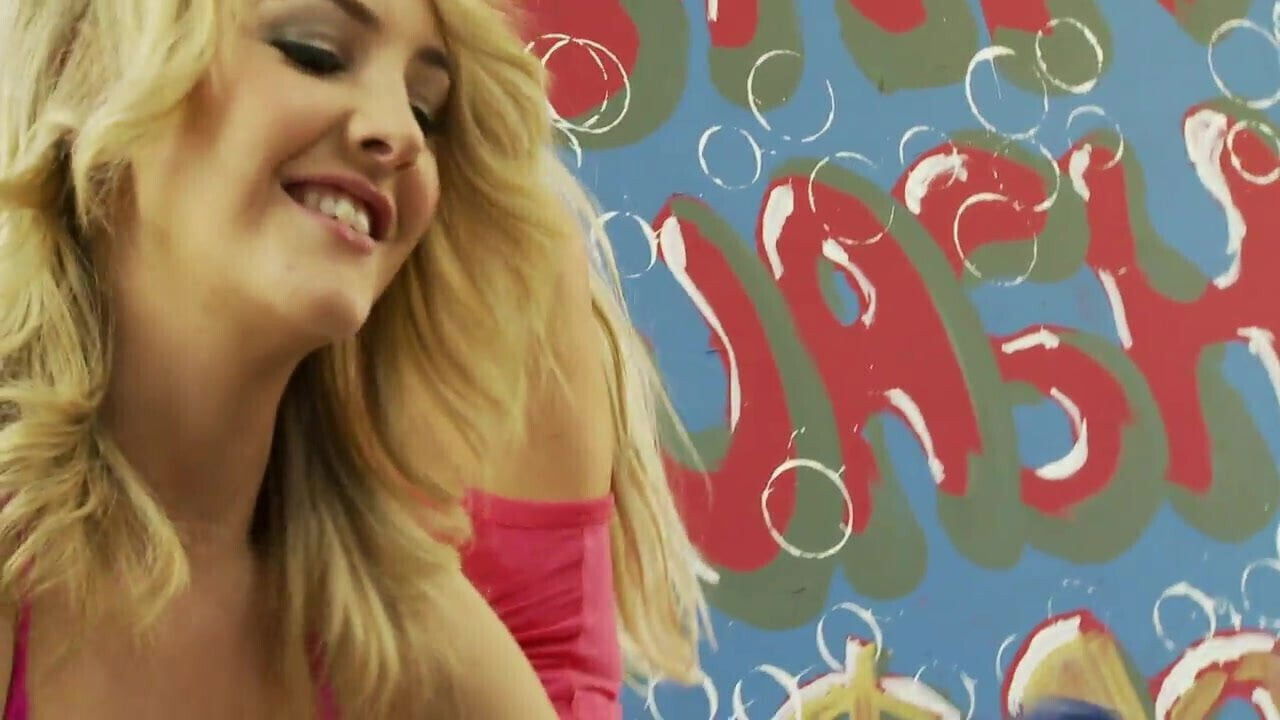 Michelle, Katie & Cindy fuck with a dildo during a car wash 