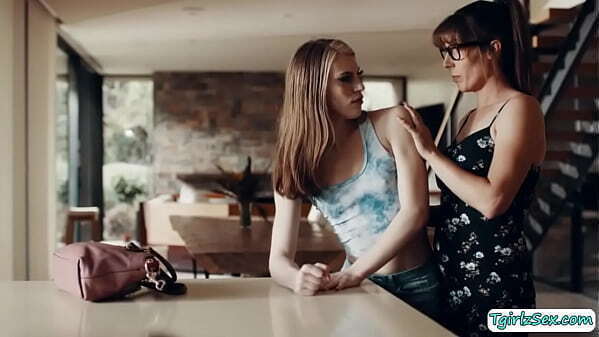 stepmom Melanie Brooks fucks tranny stepdaughter Izzy Wilde