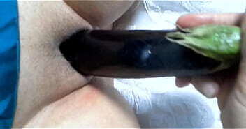 Fisting inserimento grande zucchina melanzana