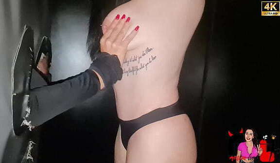 GloryHole sempre dizemos tudo pode acontecer, brincamos casal pelo buraco. (Inner Club)