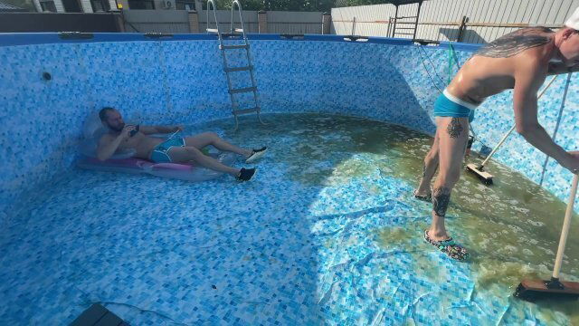 Познакомился новым уборщиком бассейна выебал