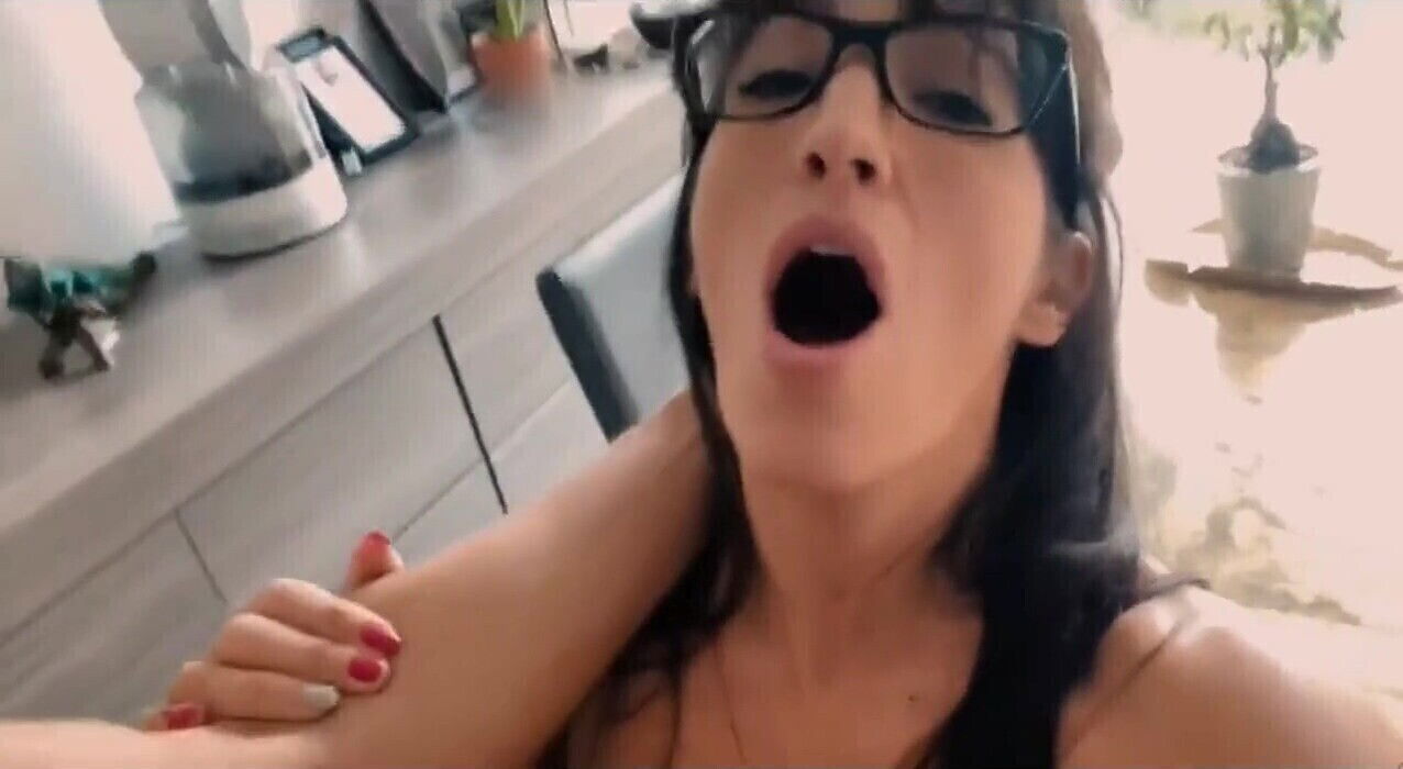 belle brune a lunettes bcbg baisée sur la table