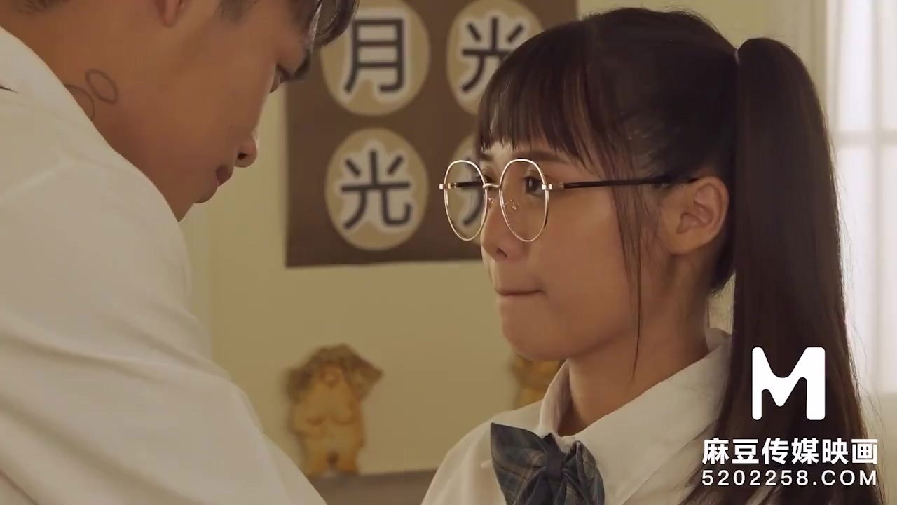 classmate licked pussy student-girl right classroom