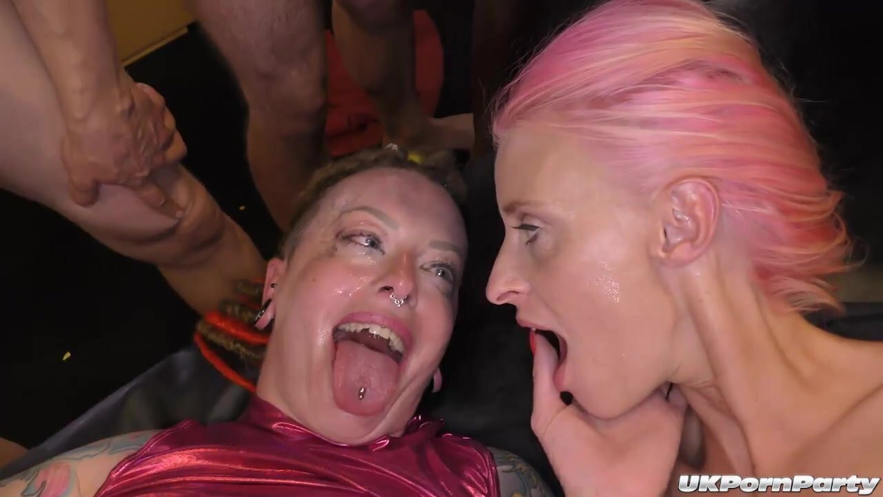 Piggy Mouth Roxy Lace enjoy gangbang